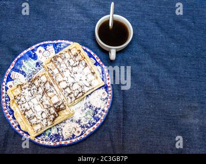 Teller mit leckeren frisch gebackenen hausgemachten Waffeln Stockfoto