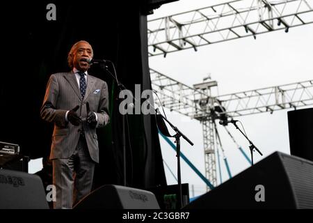 Tulsa, Oklahoma, USA. Juni 2020. Der Pfarrer Al Sharpton spricht leidenschaftlich zu der großen Menge bei Tulsas Juneteenth Celebration. Quelle: Tyler Tomasello/ZUMA Wire/Alamy Live News Stockfoto