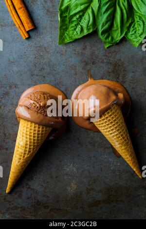 Schokolade Zimt Basilikum Gelato Stockfoto