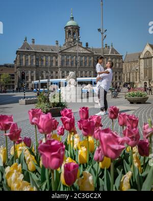 Paar auf einem Städtetrip nach Amsterdam, Männer und Frauen entspannen an den Kanälen von Amsterdam im Frühjahr 2020 April in Europa Niederlande Stockfoto