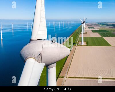 Windturbine aus der Luft, Drone Blick auf Windpark westmeerdijk eine Windmühle Farm im See IJsselmeer die größte in der N Stockfoto