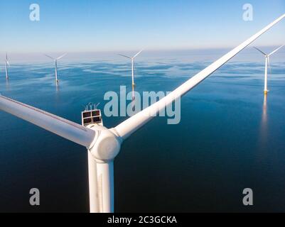 Windturbine aus der Luft, Drone Blick auf Windpark westmeerdijk eine Windmühle Farm im See IJsselmeer die größte in der N Stockfoto