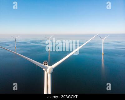 Windturbine aus der Luft, Drone Blick auf Windpark westmeerdijk eine Windmühle Farm im See IJsselmeer die größte in der N Stockfoto