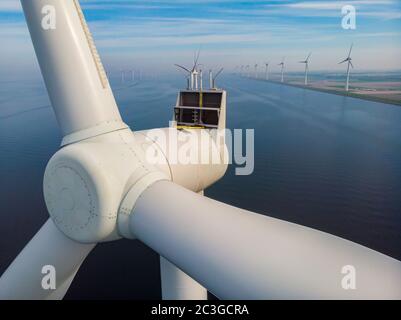 Nahansicht mit Drohne am Windmühlenpark im See Ijsselmeer in den niederlanden Noordoostpolder, Windmühlenanlagen von oben i Stockfoto