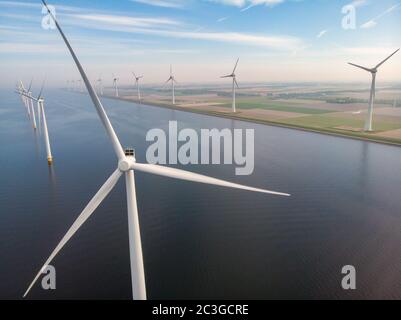 Nahansicht mit Drohne am Windmühlenpark im See Ijsselmeer in den niederlanden Noordoostpolder, Windmühlenanlagen von oben i Stockfoto