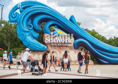 San Antonio, USA. Juni 2020. Touristen besuchen SeaWorld San Antonio in Texas, die Vereinigten Staaten, am 19. Juni 2020. Der berühmte Freizeitpark in San Antonio wurde am Freitag wieder für die Öffentlichkeit geöffnet. Kredit: Lie Ma/Xinhua/Alamy Live Nachrichten Stockfoto