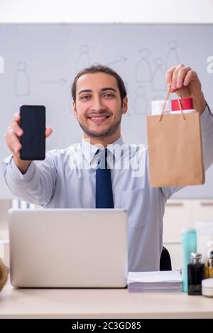 Junge männliche shopaholic im E-Commerce-Konzept Stockfoto