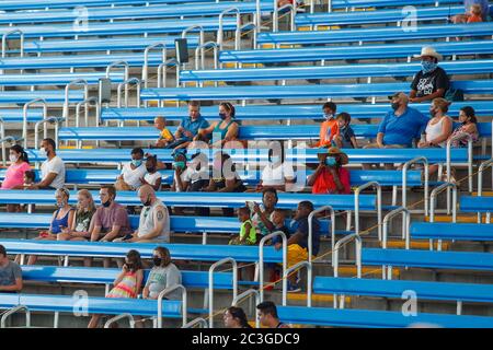 San Antonio, USA. Juni 2020. Touristen sehen sich am 19. Juni 2020 die Delfinshow in SeaWorld San Antonio in Texas, USA, an. Der berühmte Freizeitpark in San Antonio wurde am Freitag wieder für die Öffentlichkeit geöffnet. Kredit: Lie Ma/Xinhua/Alamy Live Nachrichten Stockfoto