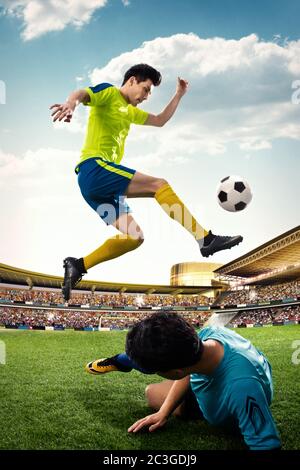 Zwei Fußballspieler zum Spielen Stockfoto