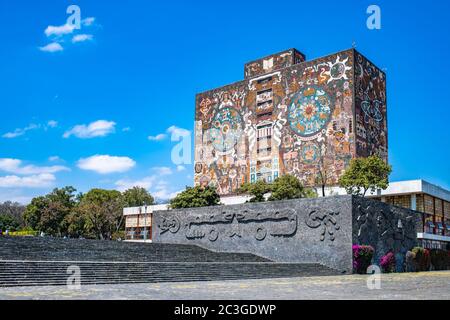 Mexiko-Stadt, Mexiko - 21. Februar 2020: Ikonisches Gebäude der Zentralbibliothek in der Nationalen Autonomen Universität von Mexiko, U Stockfoto