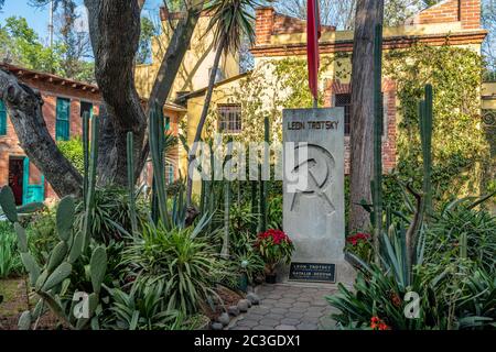 MEXIKO-STADT, MEXIKO - 22. Februar 2020: Leo Trotzki Grab in seinem Haus Museum in Coyoacan, Mexiko-Stadt. Stockfoto