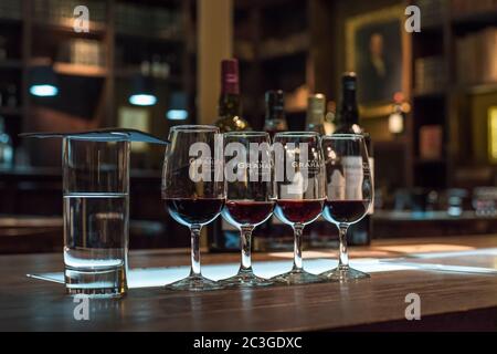 PORTO, Portugal, 19. Juni 2018: Port Wine Tasting Room in Graham's Port Lodge, Vila Nova de Gaia, Porto, Portugal Stockfoto