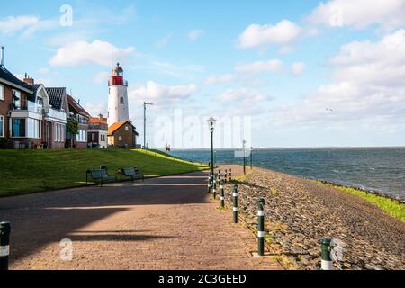 Urk Nehmerlands, kleines Fischerdorf Urk mit ist bunten Leuchtturm am See Ijsselmeer Niederlande Flevoland Stockfoto