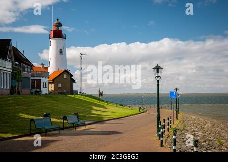 Urk Nehmerlands, kleines Fischerdorf Urk mit ist bunten Leuchtturm am See Ijsselmeer Niederlande Flevoland Stockfoto