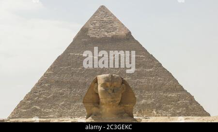 Nahaufnahme der Sphinx mit der Pyramide des khafre im Hintergrund in Gizeh Stockfoto