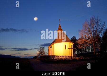 Beleuchtete Rochus-Kapelle am Abend mit Vollmond, Eslohe, Sauerland, Deutschland, Europa Stockfoto