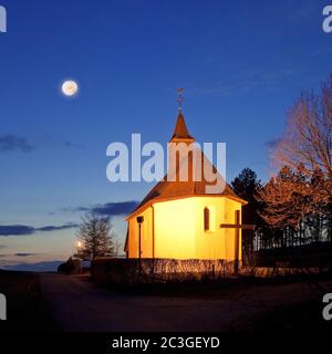 Beleuchtete Rochus-Kapelle am Abend mit Vollmond, Eslohe, Sauerland, Deutschland, Europa Stockfoto