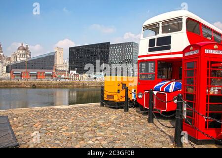 Blick auf die Stadt auf das historische Canning Dock mit einer traditionellen Bus- und Telefonbox auf dem Fluss Mersey, der Teil des Hafens von Liverpool, England ist. Stockfoto