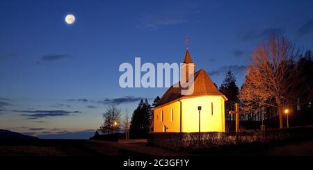 Beleuchtete Rochus-Kapelle am Abend mit Vollmond, Eslohe, Sauerland, Deutschland, Europa Stockfoto