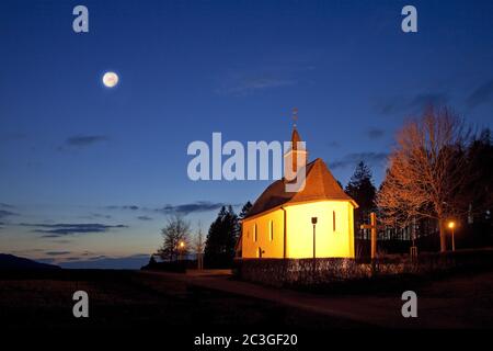 Beleuchtete Rochus-Kapelle am Abend mit Vollmond, Eslohe, Sauerland, Deutschland, Europa Stockfoto