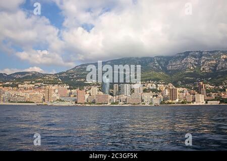 Blick vom Meer des Fürstentums Monaco, das eine souveräne Stadt, Staat, Land und Mikrostaat an der französischen Riviera in Westeuropa ist. Sh Stockfoto