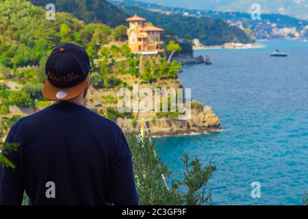 PORTOFINO, ITALIEN - 28. Sep 2019: Blick über den schönen und bunten Hafen von Portofino, Italien im Sommer 2019 Stockfoto