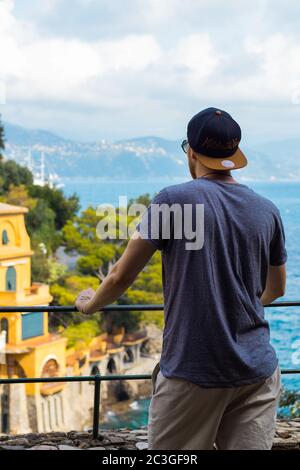 PORTOFINO, ITALIEN - 28. Sep 2019: Blick über den schönen und bunten Hafen von Portofino, Italien im Sommer 2019 Stockfoto