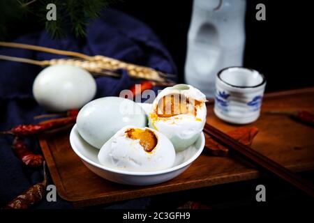 Vier leckere frische Enteneier Stockfoto