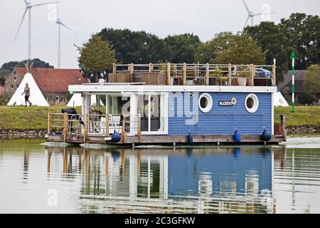 Hausboot auf dem Dortmund-Ems-Kanal und Jogger auf dem Kanalweg, Hoerstel, Deutschland, Europa Stockfoto