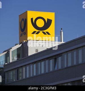 Posthorn, Logo der Deutschen Post im Kölner West Mail Center, Frechen, Deutschland, Europa Stockfoto