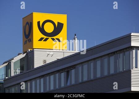Posthorn, Logo der Deutschen Post im Kölner West Mail Center, Frechen, Deutschland, Europa Stockfoto