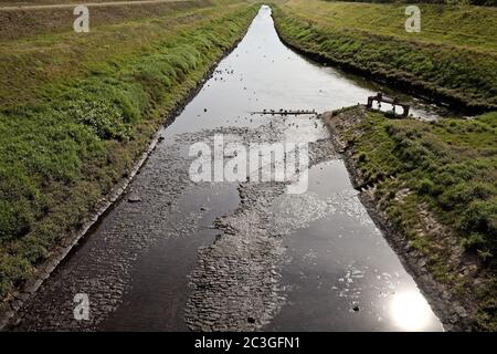 Die Emscher an der Mündung in den Rhein, Dinslaken, Nordrhein-Westfalen, Deutschland, Europa Stockfoto