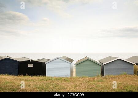 Strandhütten entlang der Küste in walton an der naze essex england Stockfoto