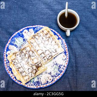 Teller mit gebackenen hausgemachten Waffeln Stockfoto