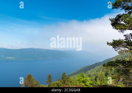 LOCH NESS SCHOTTLAND EIN BLICK VON BLONDEN JUNGS VORBEI NEBEL ODER HAAR AUF DEM LOCH IM FRÜHSOMMER Stockfoto