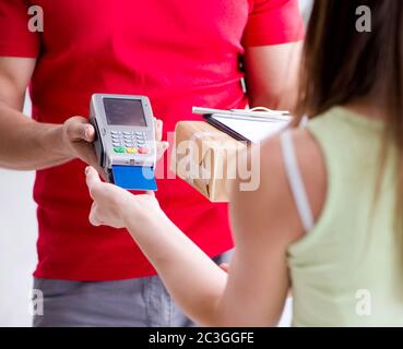 Paketversand mit Pos und Kreditkarte bezahlt Stockfoto