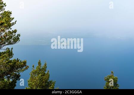 BLICK AUF LOCH NESS SCHOTTLAND VON DEN BLONDEN BURSCHEN GEHT ES ÜBER ZUM URQUHART CASTLE MIT EINEM HAAR ODER NEBEL IM SOMMER Stockfoto