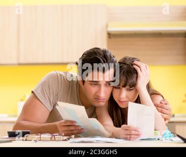 Junge Familie kämpfen mit Personal Finance Stockfoto