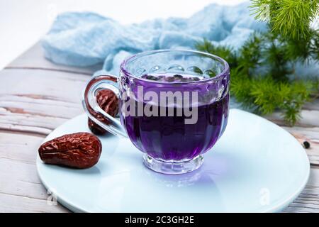 Schwarzer Tee aus Medlar Stockfoto