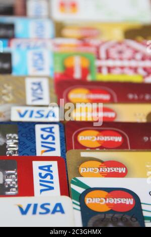Plastikkarten von VISA und Mastercard. Internationale Zahlungssysteme Stockfoto