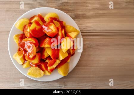 Patatas bravas, typisch spanische Küche. Kartoffel mit einer würzigen Sauce, von oben geschossen Stockfoto