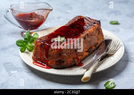 Hirsekugel mit Rosinen. Stockfoto