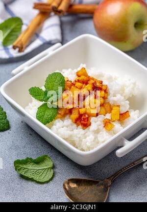 Köstlicher Reispudding mit Mandeln und Zimt auf einem dunklen Holztisch  Stockfotografie - Alamy