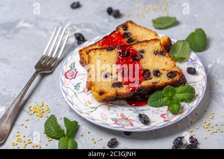 Traditionelle Kugel aus Hirse und Rosinen. Jüdische Küche. Stockfoto