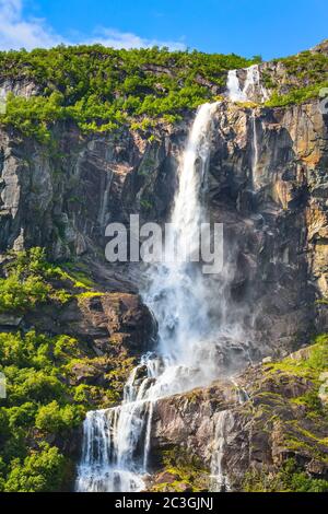 Weg zum Briksdal Gletscher, Wasserfall in Norwegen Stockfoto