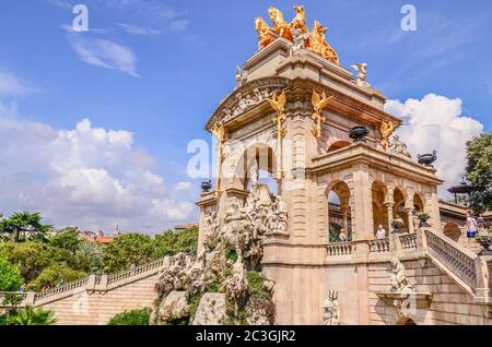 Der Wasserfall Cascada - Cascade mit vielen Felsklulpturen befindet sich im Parc de la Ciutadella (Zitadellenpark) in Barcelona, Spanien Stockfoto