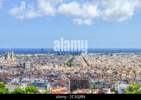 Der Blick vom Hügel der drei Kreuze im Güell Park auf das Mittelmeer und das Eixample oder Neustadt ist der Pop Stockfoto