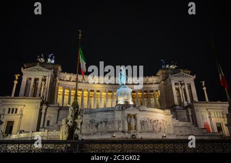 Nachtansicht des Denkmals für Victor Emmanuel II. In Rom, Italien - Vittoriano, auch Altare della Patria genannt Stockfoto