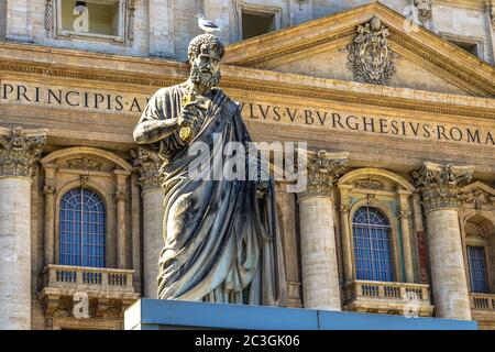 Statue des heiligen Peter und des Petersdoms im Hintergrund am Petersplatz, Vatikanstadt, Rom, Italien Stockfoto