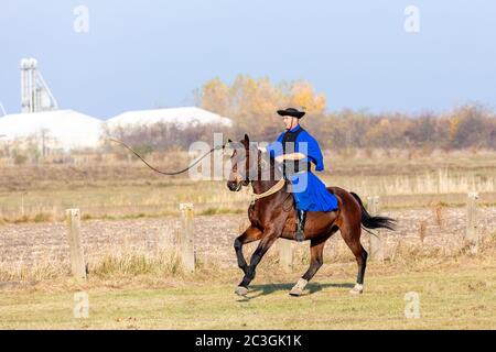 Ungarische Csikos Reiter in traditioneller Tracht Stockfoto